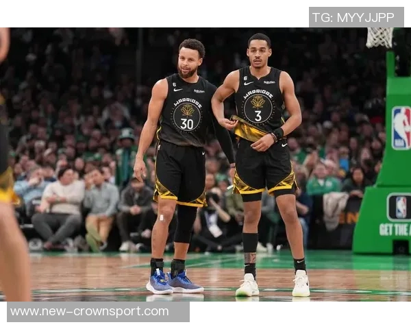 库里赛后与普尔和卢尼深情拥抱展现勇士团队精神永远的家人情谊